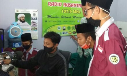 Siswa SMK Darul Quran Belajar Broadcasting di Radio Nusa FM