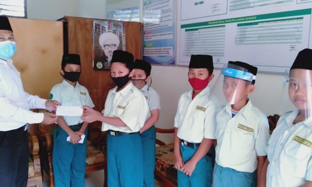 HGN 2020: Siswa MI Darul Quran Surati Para Guru