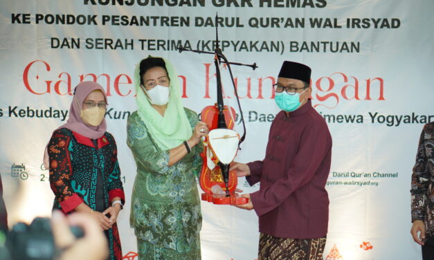 Kunjungan Gusti Kanjeng Ratu Hemas | Serah Terima Bantuan (Kepyakan) Gamelan Kuningan