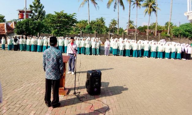 Peringati Hardiknas 2024, Darul Qur’an Gelar Upacara Bendera